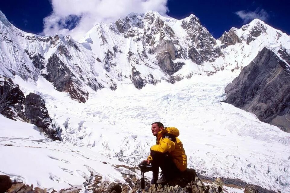 касаясь высоты. кэрол эйгер. вершина горы. человек над пропастью. касаясь высоты.