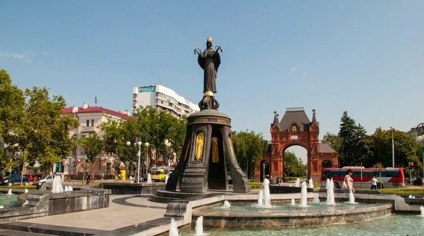 Где в городе краснодаре. Краснодар Екатерининский сквер фонтан. Памятник Святой Екатерине в Краснодаре. Памятник Святой великомученице Екатерине. Памятник великомученице Екатерине в Краснодаре.