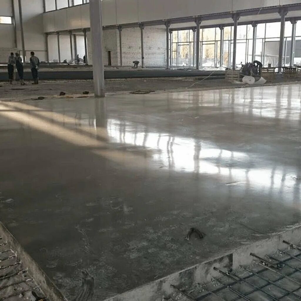 Топинговое покрытие бетонного пола. Топинговый бетонный пол. Упрочненный бетонный пол с топпингом. Топинговый пол технология. Топинговый бетон.