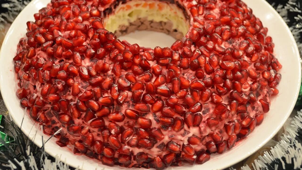Гранатовый браслет салат из куриной грудки. Вкусный рецепт гранатового браслета салата. Гранатовый браслет картинки. Salat гранатовый браслет. Салат рубиновый браслет.