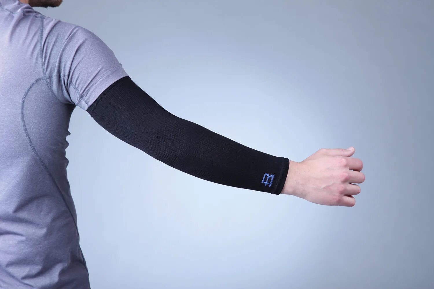 Arm support. Мужская рука. Компрессионный рукав до локтя. Мужская рука от плеча. Мужская рука от плеча до кисти.