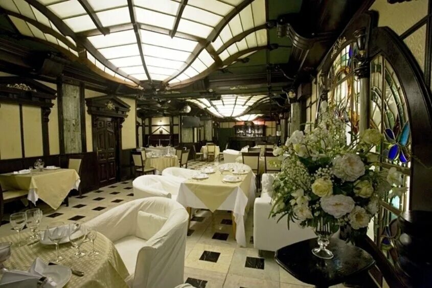 ресторан ампир классицизм. кафе внутри. отель стандарт москва. москва помещение ресторан. дизайн ресторана.