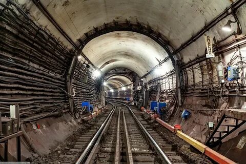 В среднем между станциями метро