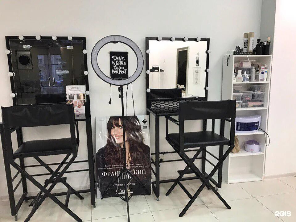 профессиональная студия визажиста. профессиональная студия визажиста. студия визажа интерьер. профессиональная студия визажиста. мобильный стол для визажиста.
