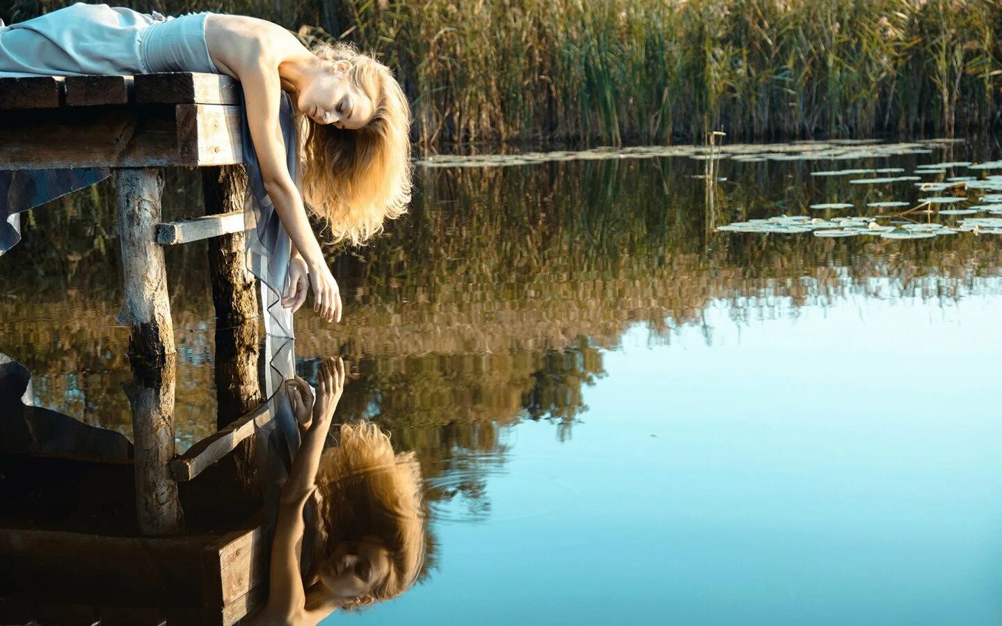 Фотосессия на мостике у воды. Девушка в воде. Отражение девушки в воде. Отражение в воде.