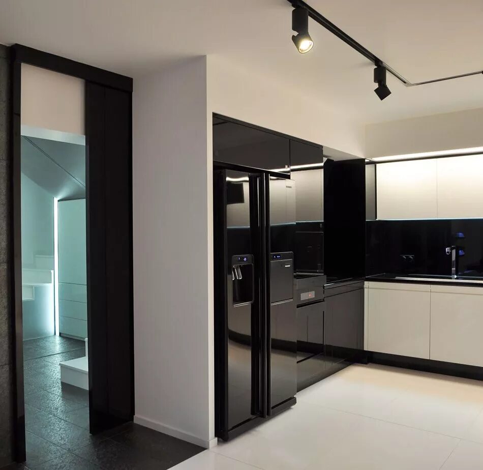 Черный холодильник в интерьере кухни. Кухня с черным холодильником. Кухня в стиле Хай тек. Кухня с черным холодильником в современном стиле. Черные хай тек