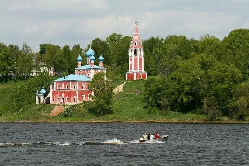 Тутаев газ. Казанская преображенская церковь в тутаеве. казанская церковь тутаев волга.