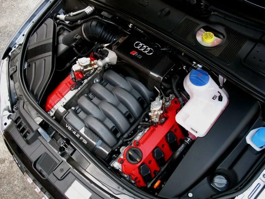 За 7 с двигатель автомобиля. Ауди rs4 b7 двигатель. Audi rs4 engine. Audi rs4 b7 подкапотка. Подкаподка Ауди а6 с6 2005.