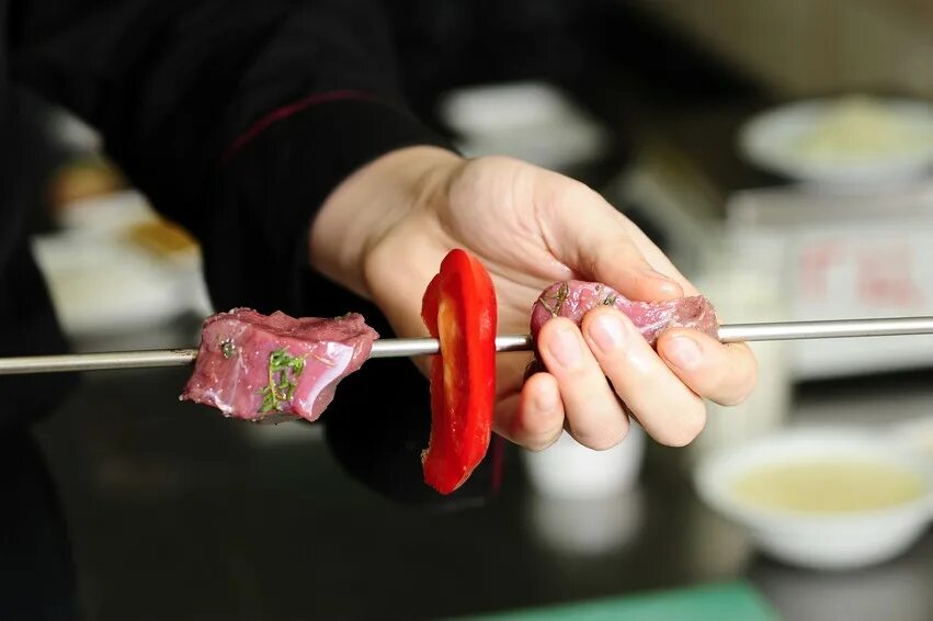 Шашлык насаживают на шампура. Мясо на шампуре. Томаты на шампуре. Нанизывает шашлык на шампур. Шампура для люля-кебаб.