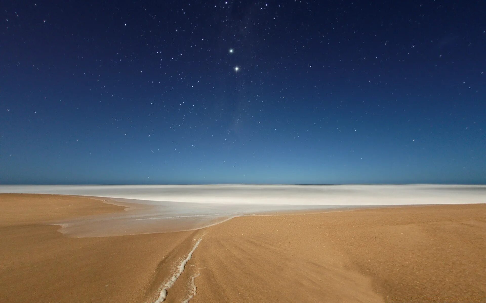 Пустыня и море. Море и звезды. Звезды в пустыне. Пустынный морской пляж.