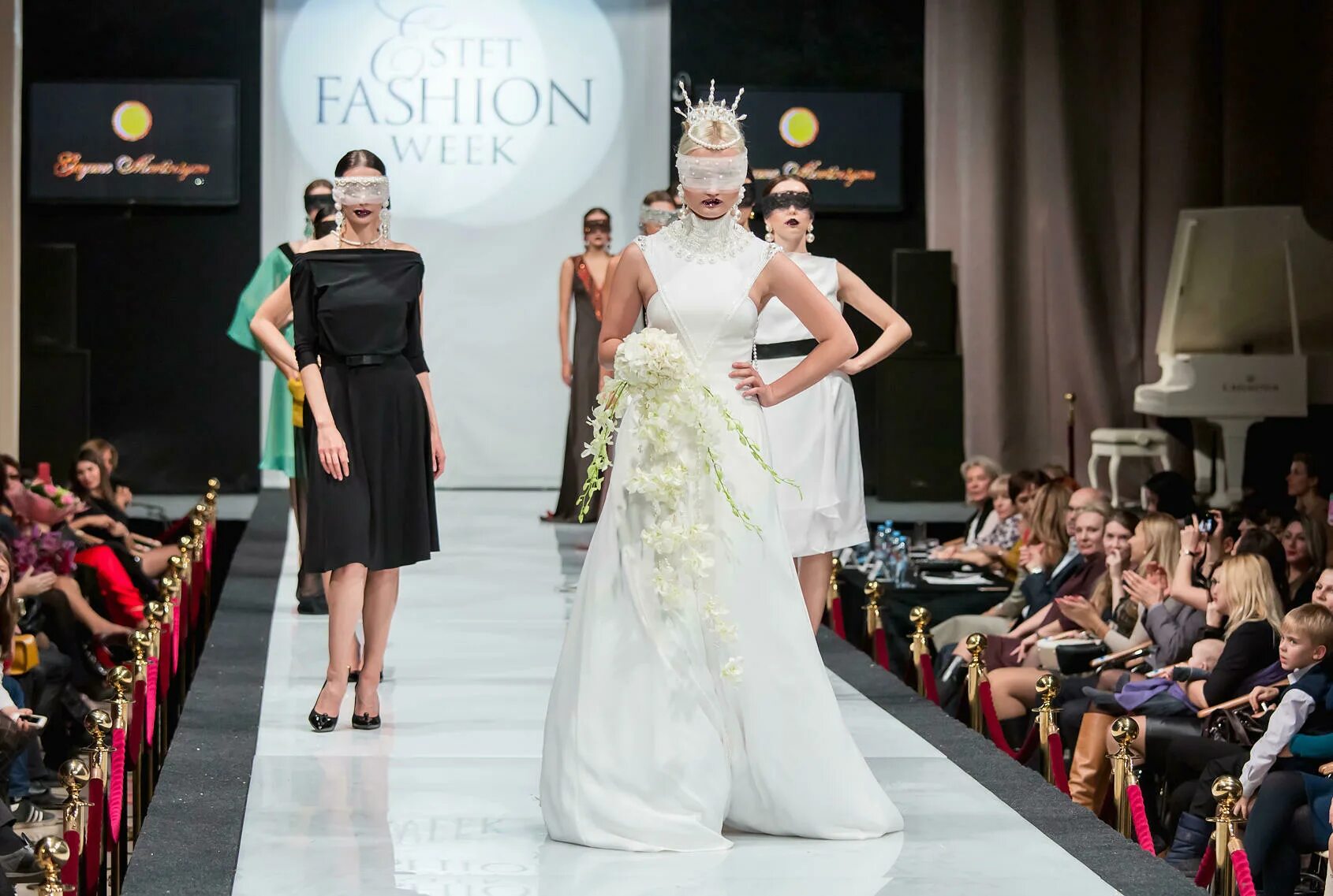 Современная одежда. Fashion information. Кендалл дженнер подиум версаче. Шалом харлоу версаче. Модель на подиуме.
