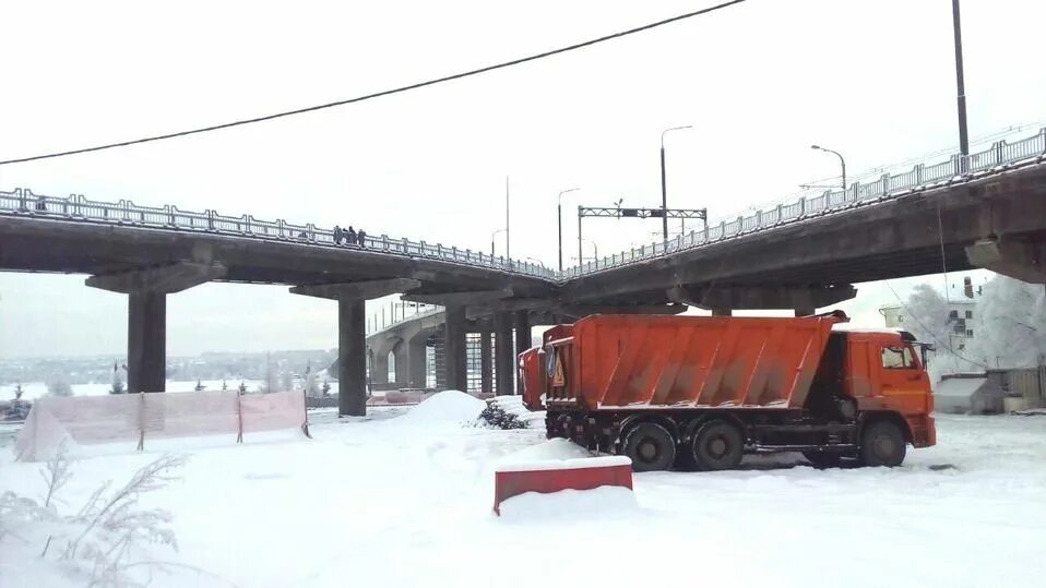 Движение через мост кострома. 2 мост через волгу в костроме. мост в костроме через волгу для грузовиков. правоповоротный съезд. фото моста в костроме с грузовиками.