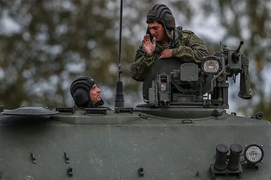 Армейские 2016. Танкисты России. Плащ невидимка для военной техники. Плащи невидимки для военных. Российские бойцы используют «плащи-невидимки».