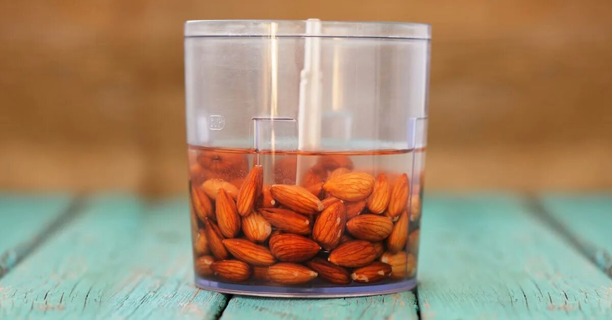 Фундук вода. Фундук вода. Фундук вода. Грецкий орех замоченный. Орехи в воде.