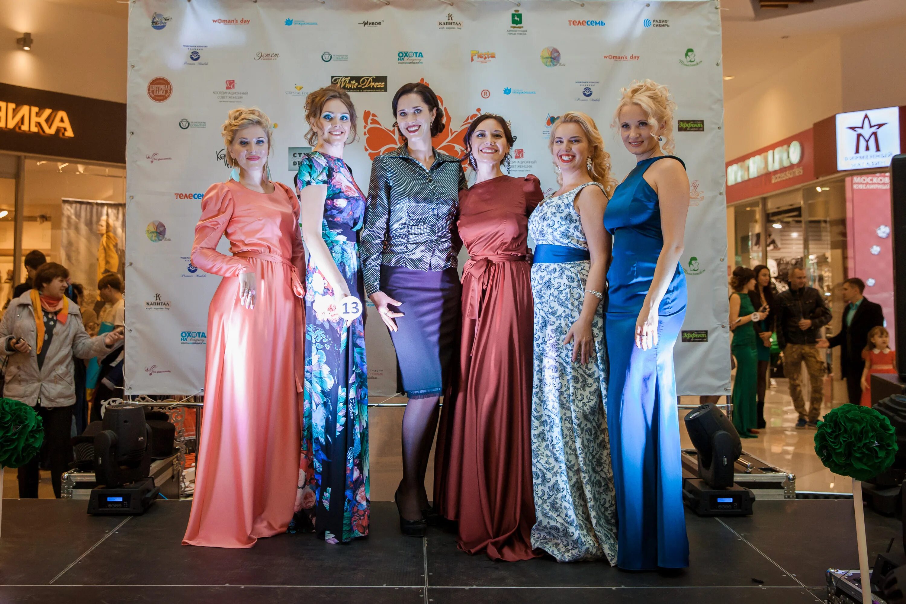 Дефиле в вечерних платьях бодибилдинг. Дефиле томск. Дефиле магазин тканей в томске. Дефиле ткани томск. Дефиле томск.