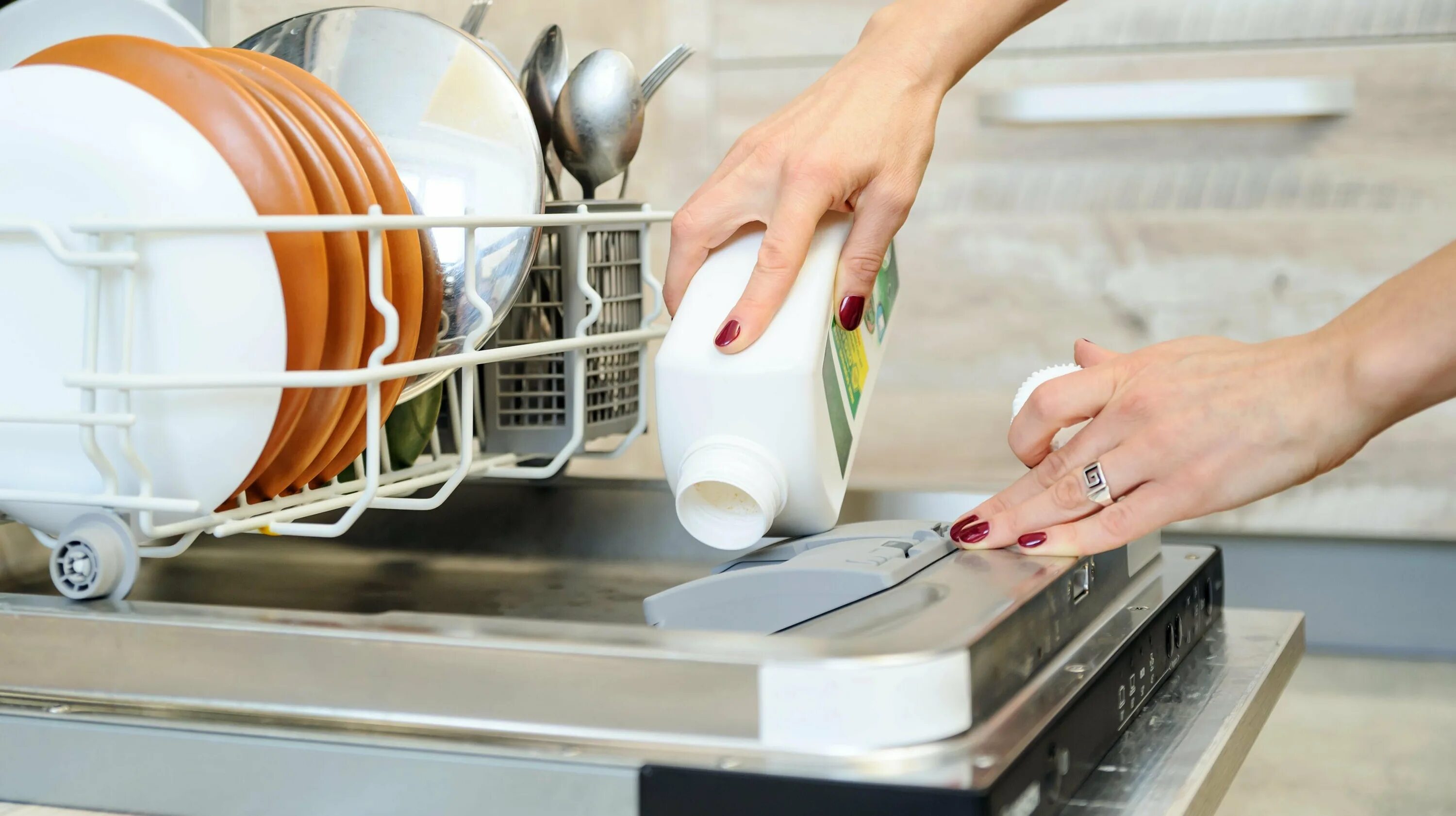 Посуда в посудомоечной машине. Мойка посуды. Посуда моющий машина. Мойка посуды в посудомоечной машине.