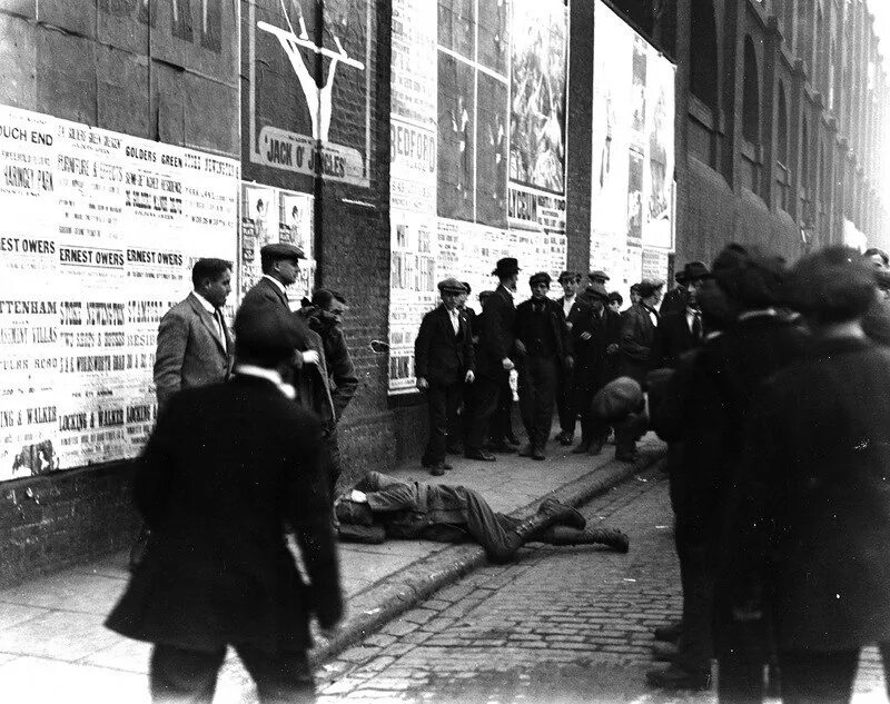 Рабочий и штрейкбрехер. Стачка 1926 года в великобритании. Штрейкбрейхер. Штрейкбрехер кто это такой. Штрейкбрейхер.