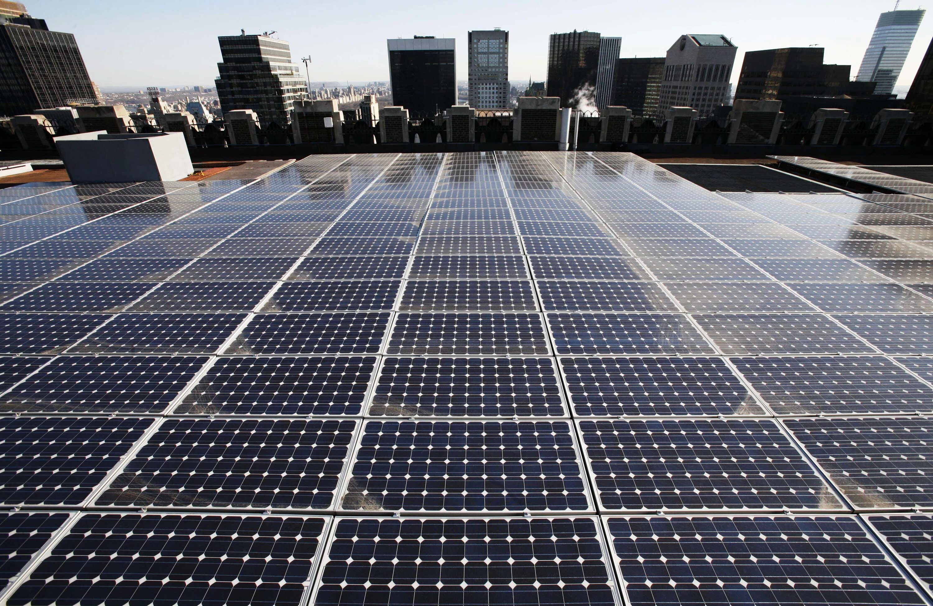 Солнечные батареи фото. Солнечные батареи. Панели солнечных батарей. Солнечные панели на крыше. Солнечные батареи на крыше.