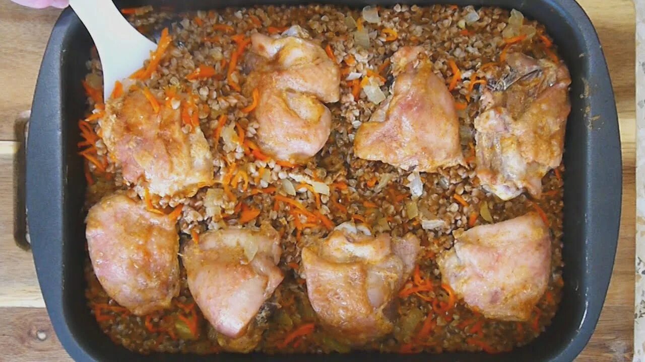 Гречка с бедрышками в духовке. Гречка с бедрышками в духовке. Гречка с курицей филе бедра. Гречка с голенью в духовке. Гречка с бедрышками в духовке.