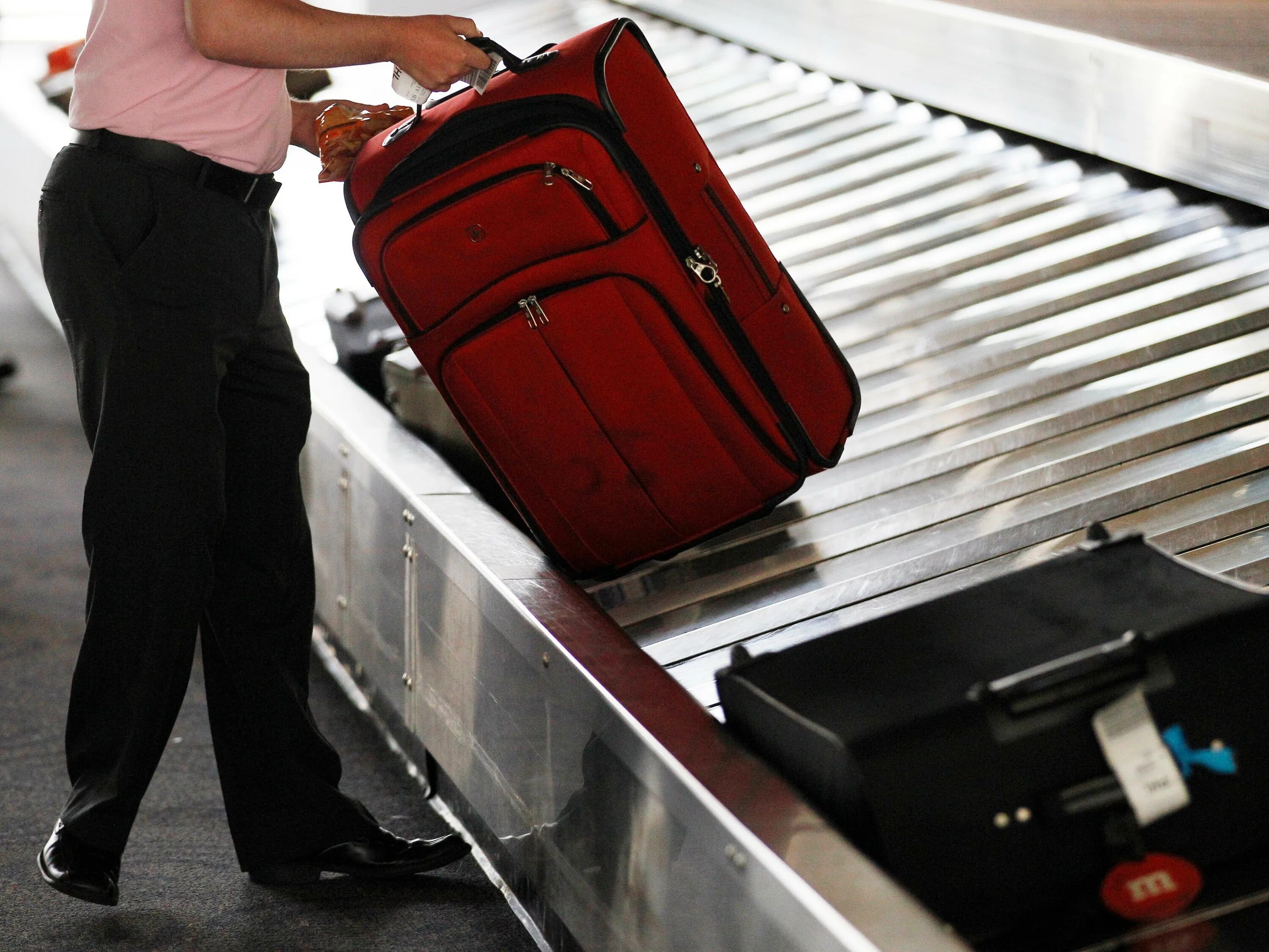 Где оставить чемодан. Чемодан в аэропорту. Багаж в аэропорту. Кража багажа. Чемоданчик аэропорт.