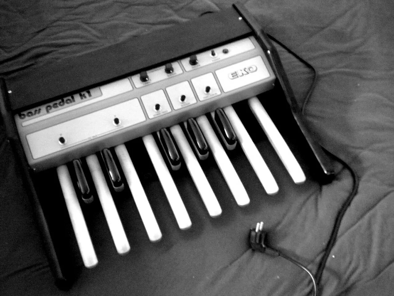 Bass synth. Настольный.бас синтезатор. Орган Вермона с ножной клавиатурой. Midi Organ Pedalboard. Ножной синтезатор Roland.