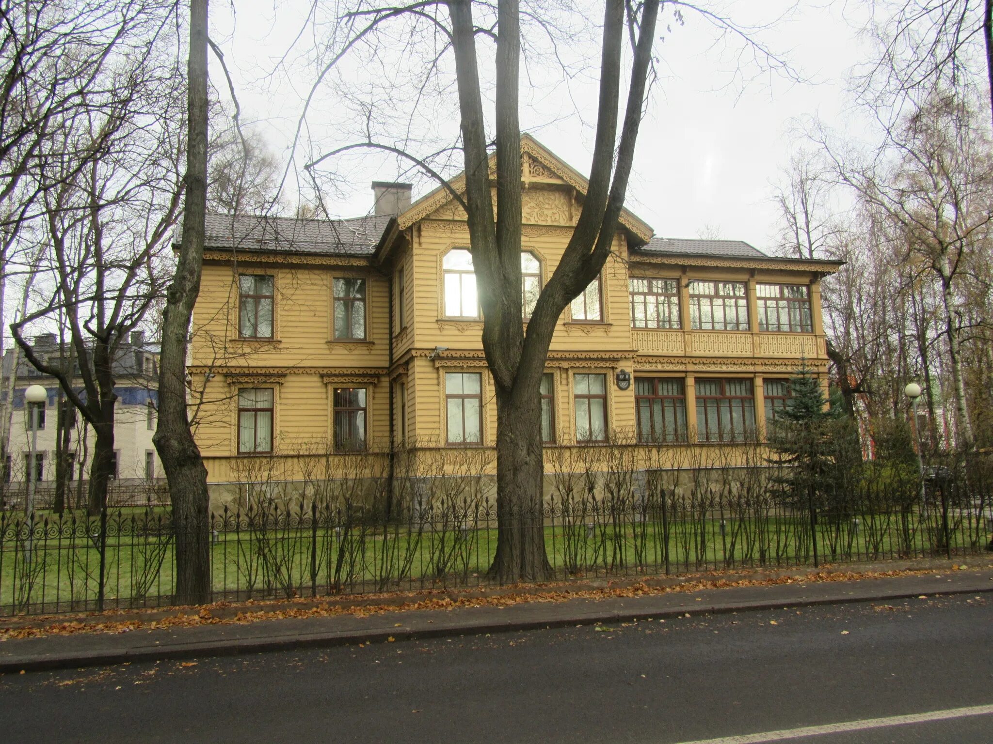 Набережная малой невки на крестовском острове, санкт-петербург. Река большая невка. Дача петровой на каменном острове. Набережная реки малой невки 12. Набережная малой невки.