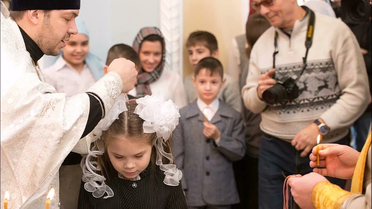 Крещение детей в церкви 5 лет. Крестины взрослых детей. Крещение детей 8 лет в церкви. Крещение подростков в церкви. Кухня дети церковь