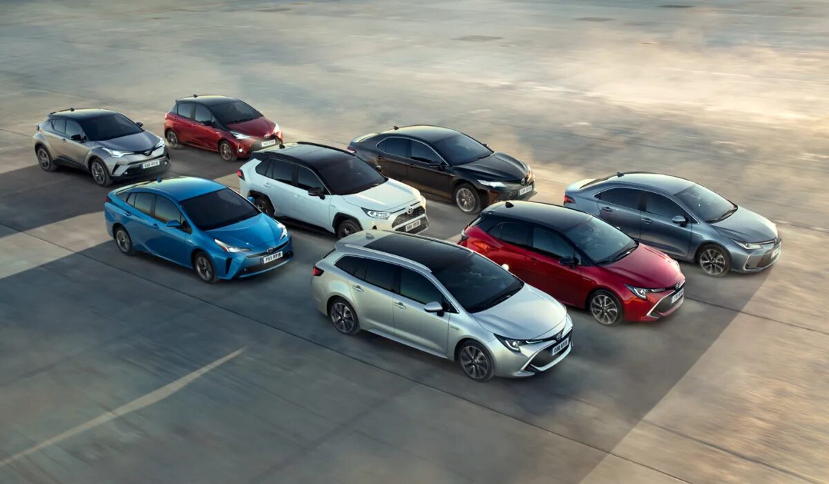 Несколько автомобилей предложение. Автомобили в ряд. Панорама в машине. Модельный ряд фольксваген 650\650. Седаны разных марок вместе.