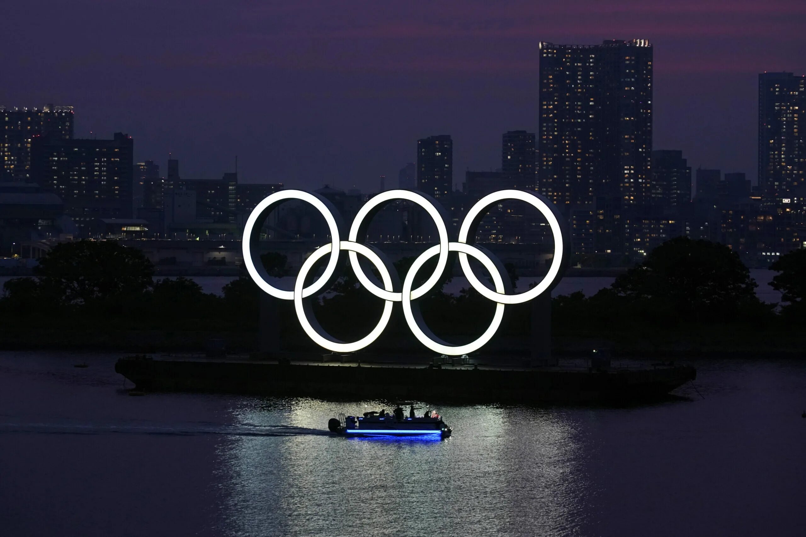 Tokyo olympics. Токио 2020. Tokyo 2020 Olympics. Олимпийские кольца олимпиады в Токио 2021. Токио столица Олимпийских игр.