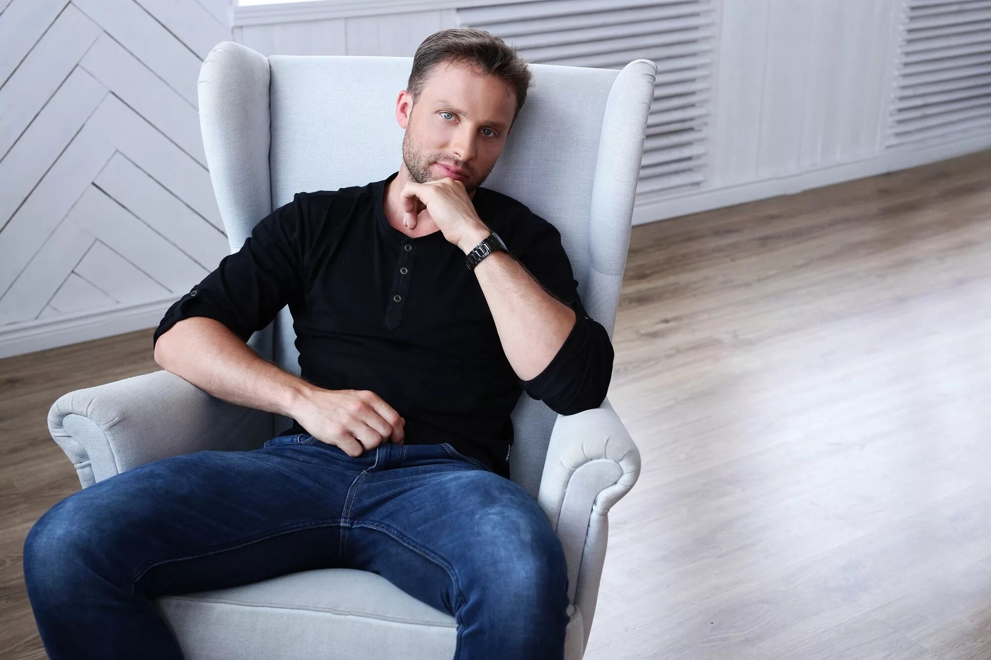Мужчина в кресле. Мужчина в кресле. Парень в кресле. James purefoy. Солидный мужчина в кресле.