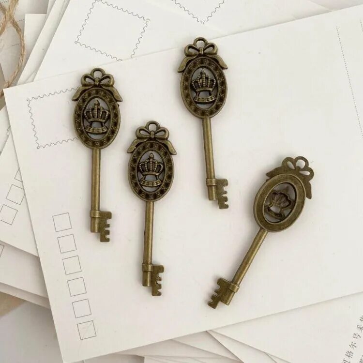 Сувенирные ключи златоуст. Красивый старинный ключ. Ключ дверной старинный. Ключи ручной работы. Брелок из кожи.