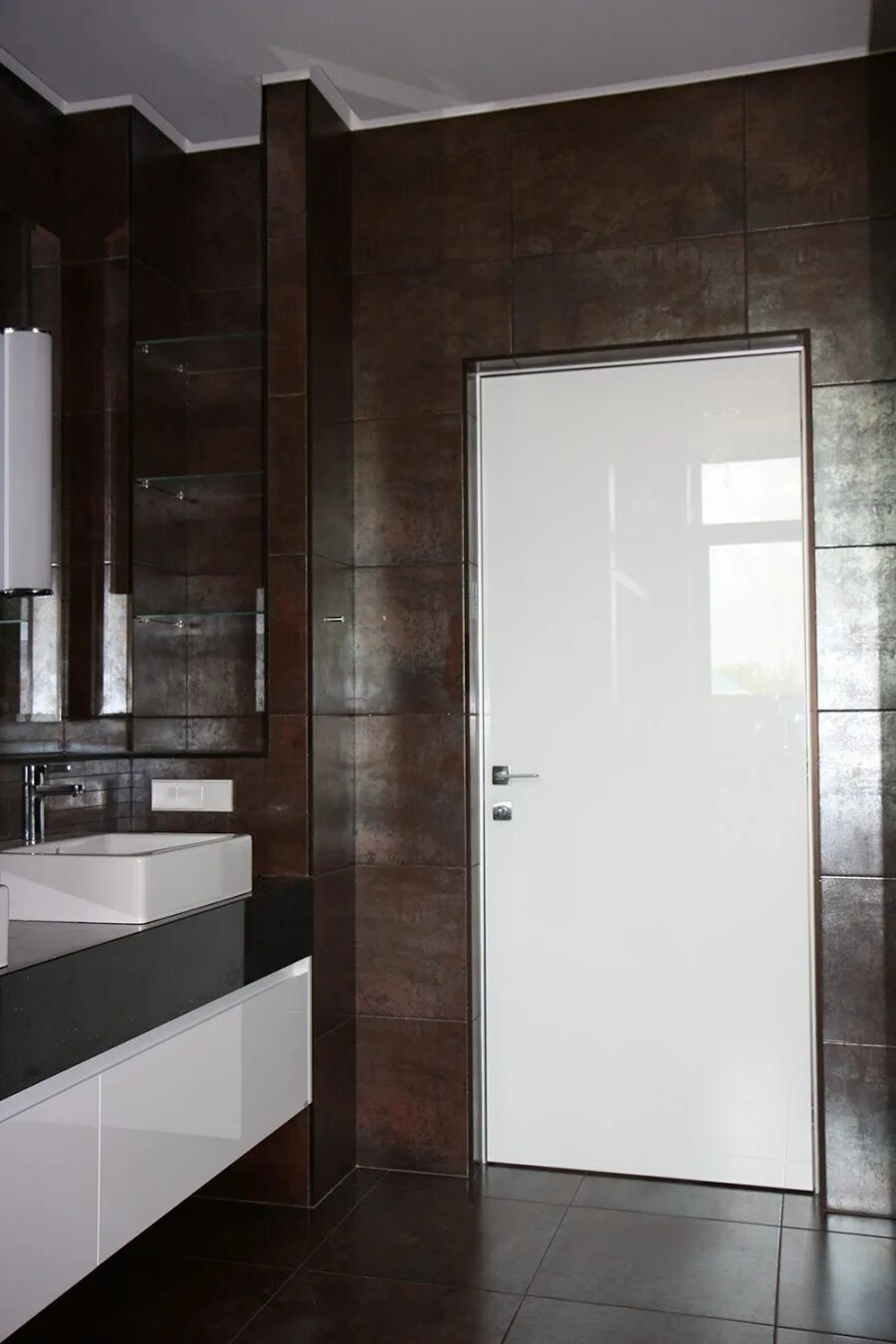 Скрытые двери в ванну. Дверь в ванную без наличников. Дверь в ванную комнату без наличников. Скрытые двери в ванную комнату. Потайные двери в ванную комнату.