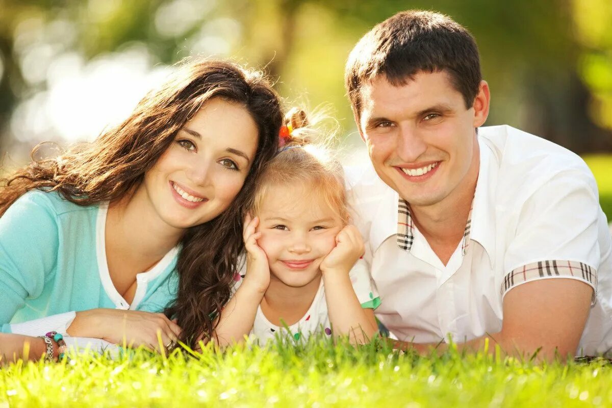 Мама дочь и ее муж. Мама папа и ребенок. Портрет счастливой семьи. Счастливый ребенок. Семья со счастливым ребёнком.