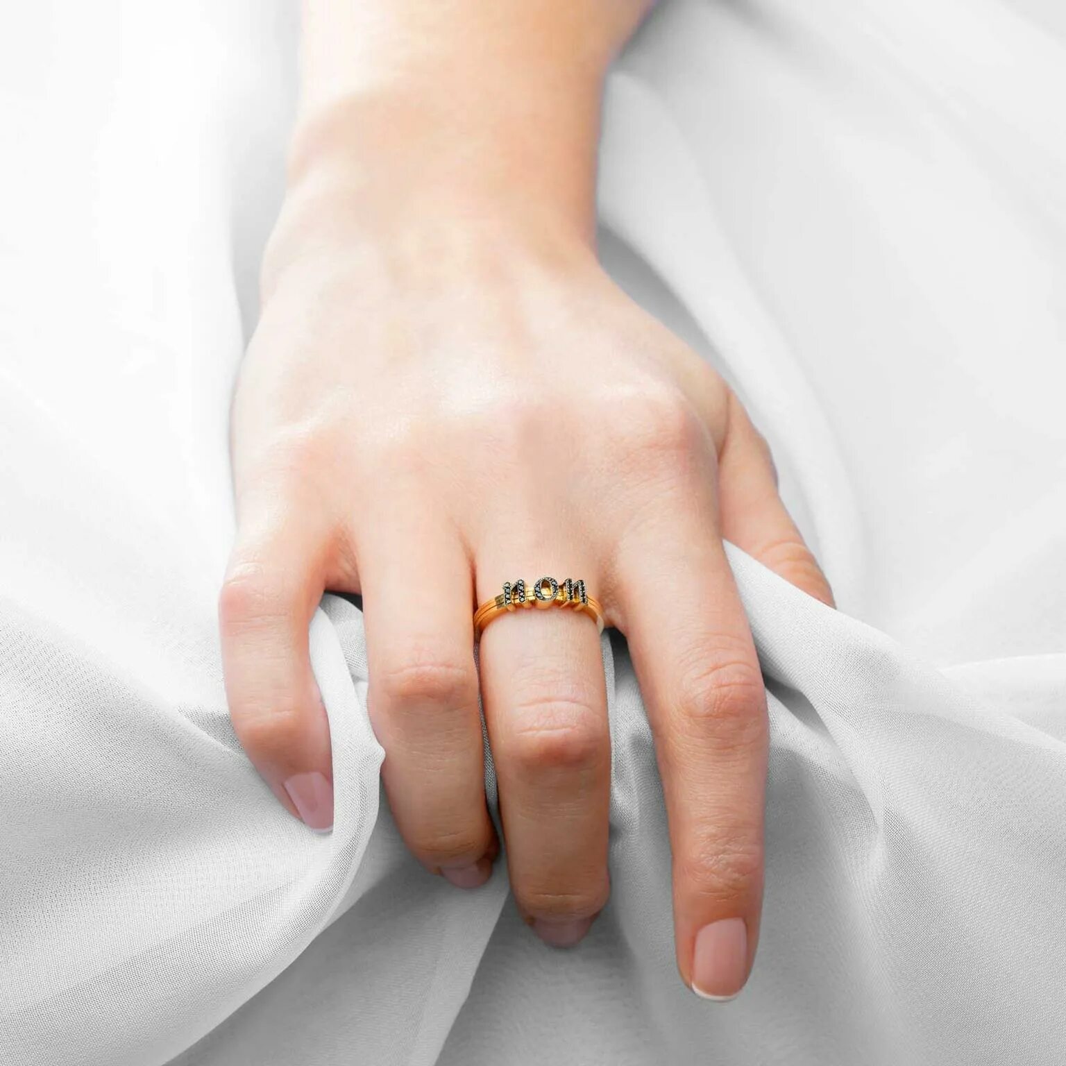 Замужние золотые кольца. Обручальное кольцо на пальце. Свадебные кольца на пальцах. Кольцо для замужества. Обручальные кольца на руках.
