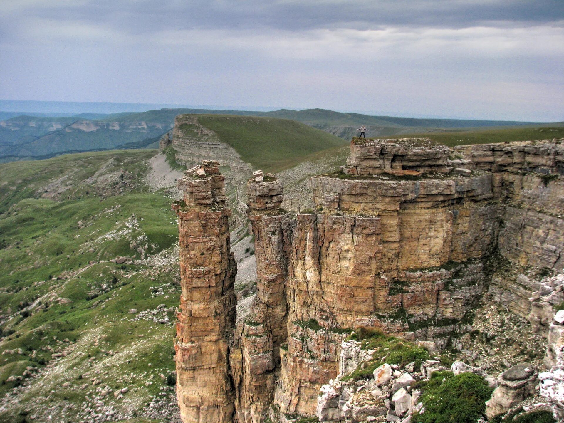 Погода бермамыт. Плато Бермамыт Кисловодск. Архыз плато Бермамыт. Колизей Кисловодск плато Бермамыт. Плато Бермамыт дорога.