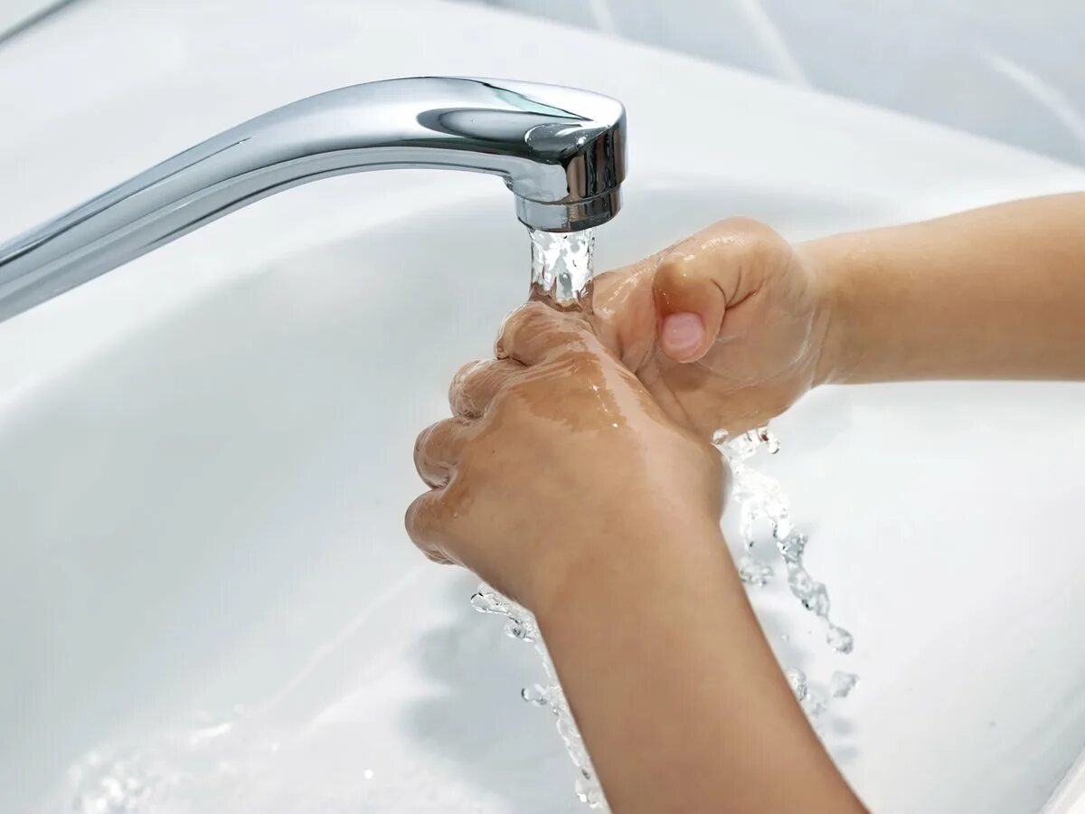 Руки под краном с водой. Руки под струей воды. Мытье рук. Мытье рук под краном.