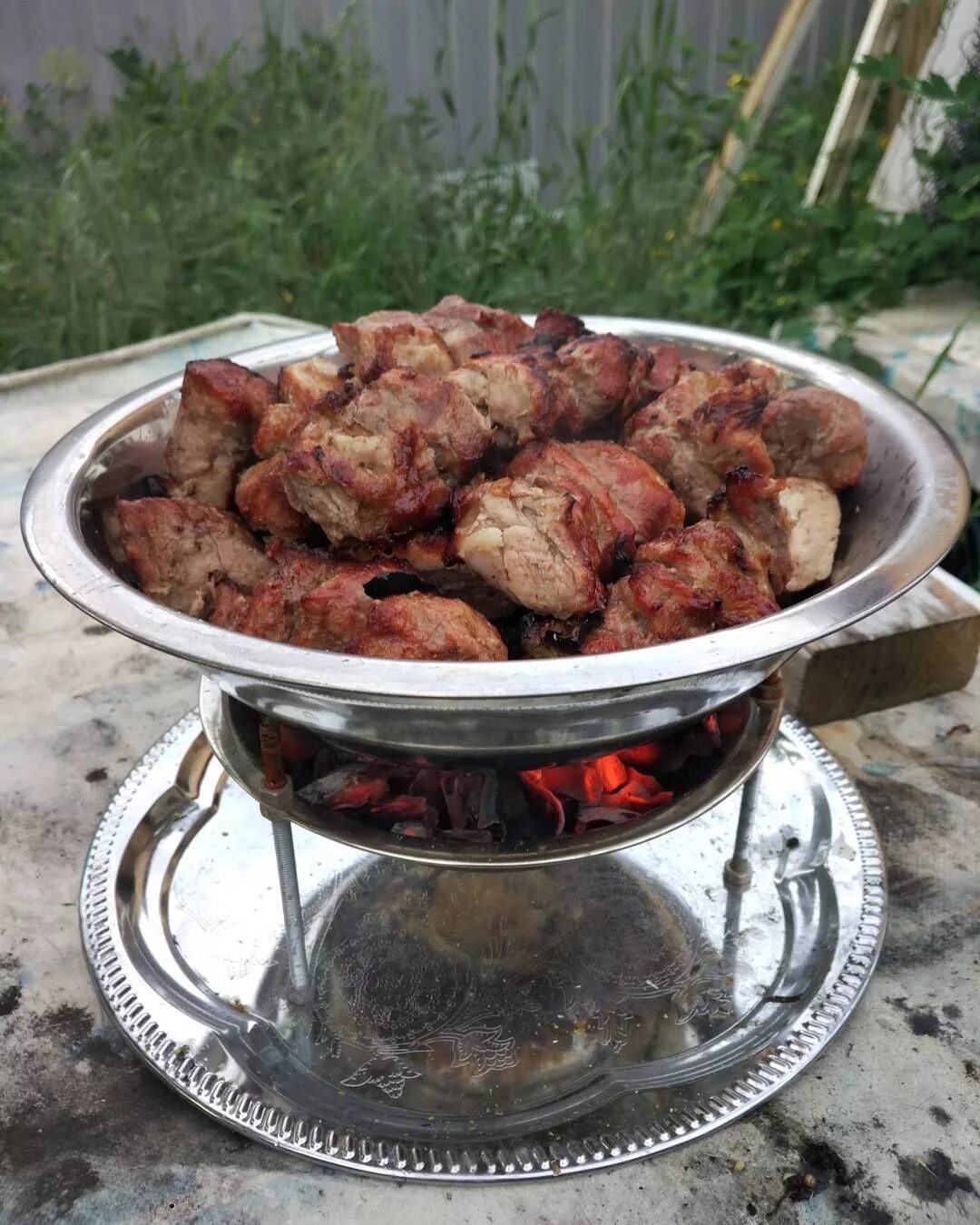 Под шашлык. Шашлыки на природе. стол на даче с шашлыками. стол с шашлыком. готовый шашлык.