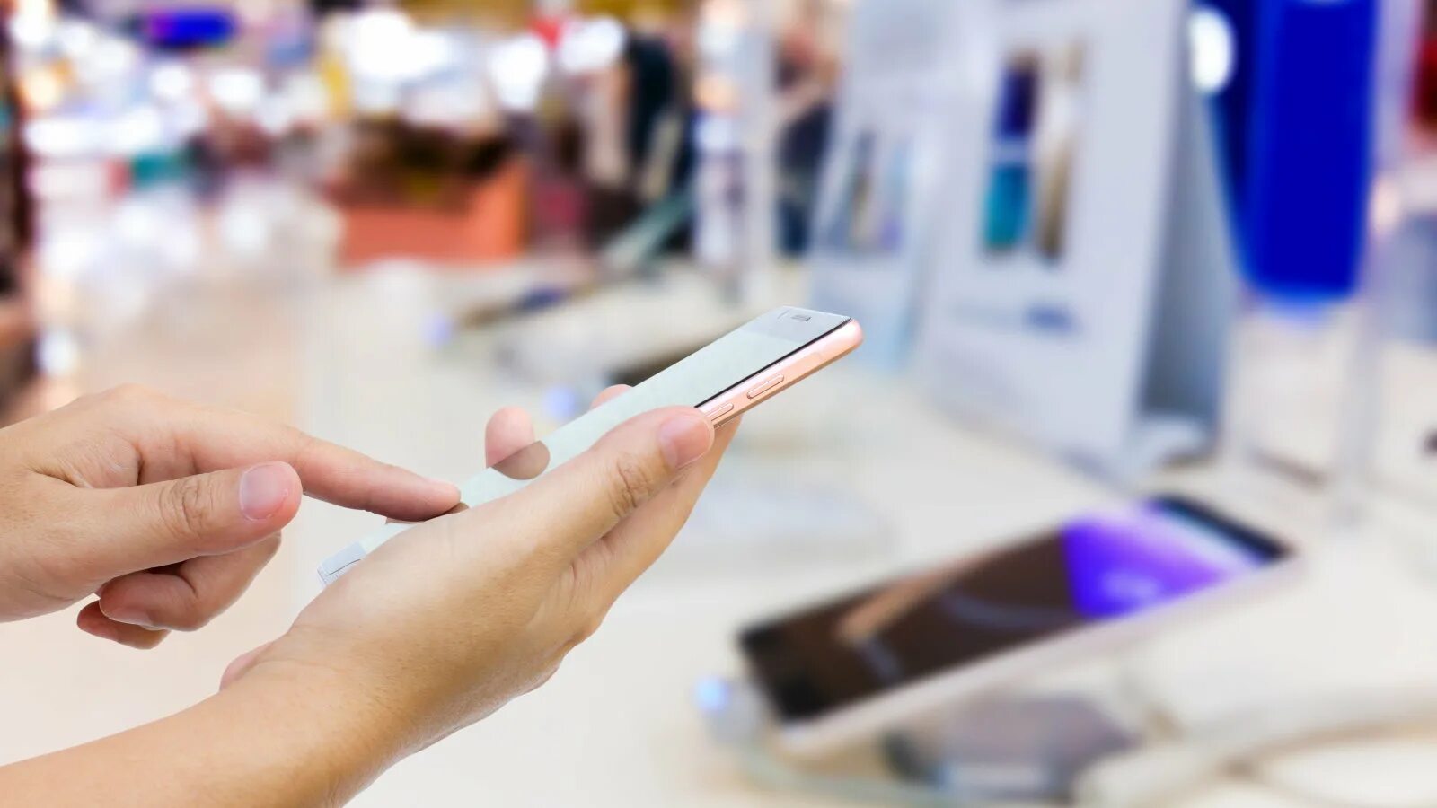 Покупатель с телефоном. Скупка смартфонов. Покупатель выбирает смартфон. Selling mobile phone. Возврат мобильного телефона.