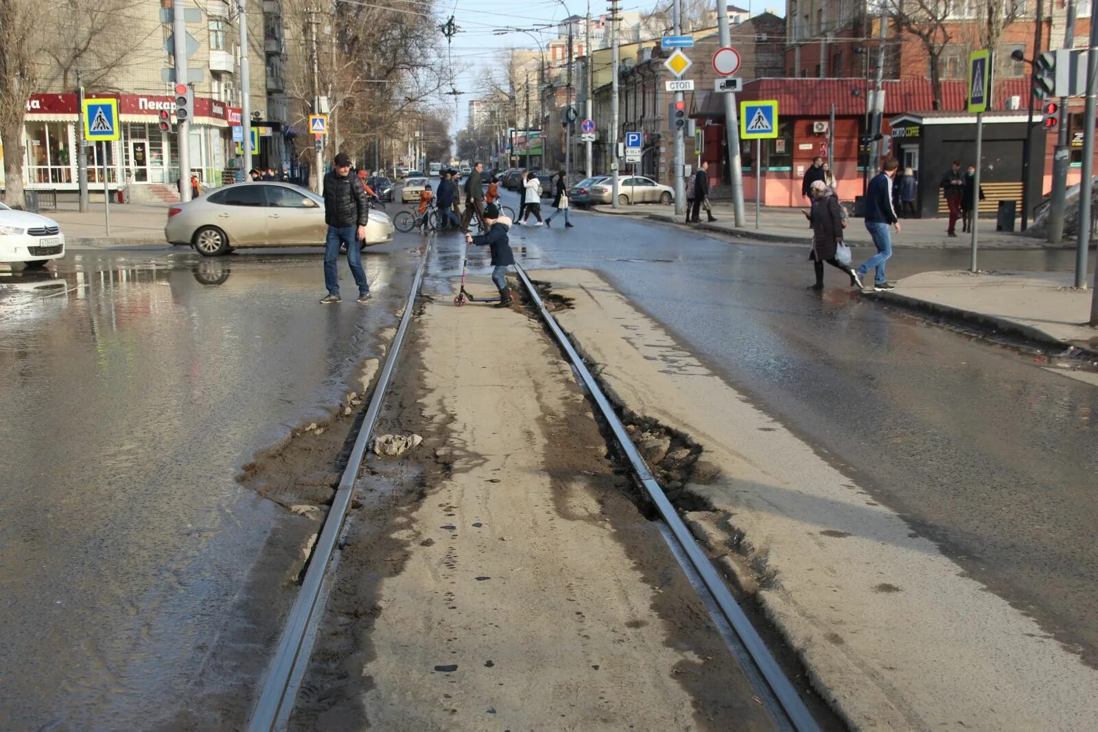 Около меня. Фото России 2002 год дороги. Москва 82 год дороги. Асфальт дороги как на Марсе Кировоград фото. Погода как в новостях.