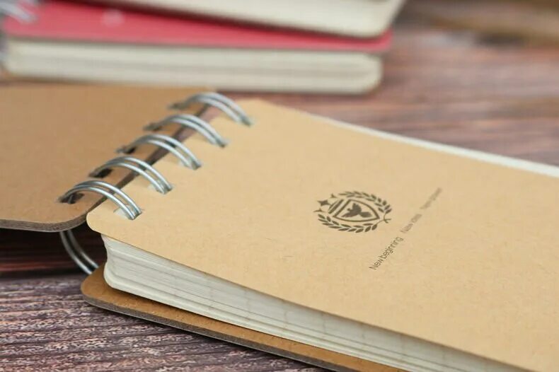 Блокнот черный с логотипом. Необычные блокноты. Решение задачи 6 карандашей. Стоит 5 блокнотов. Блокноты.