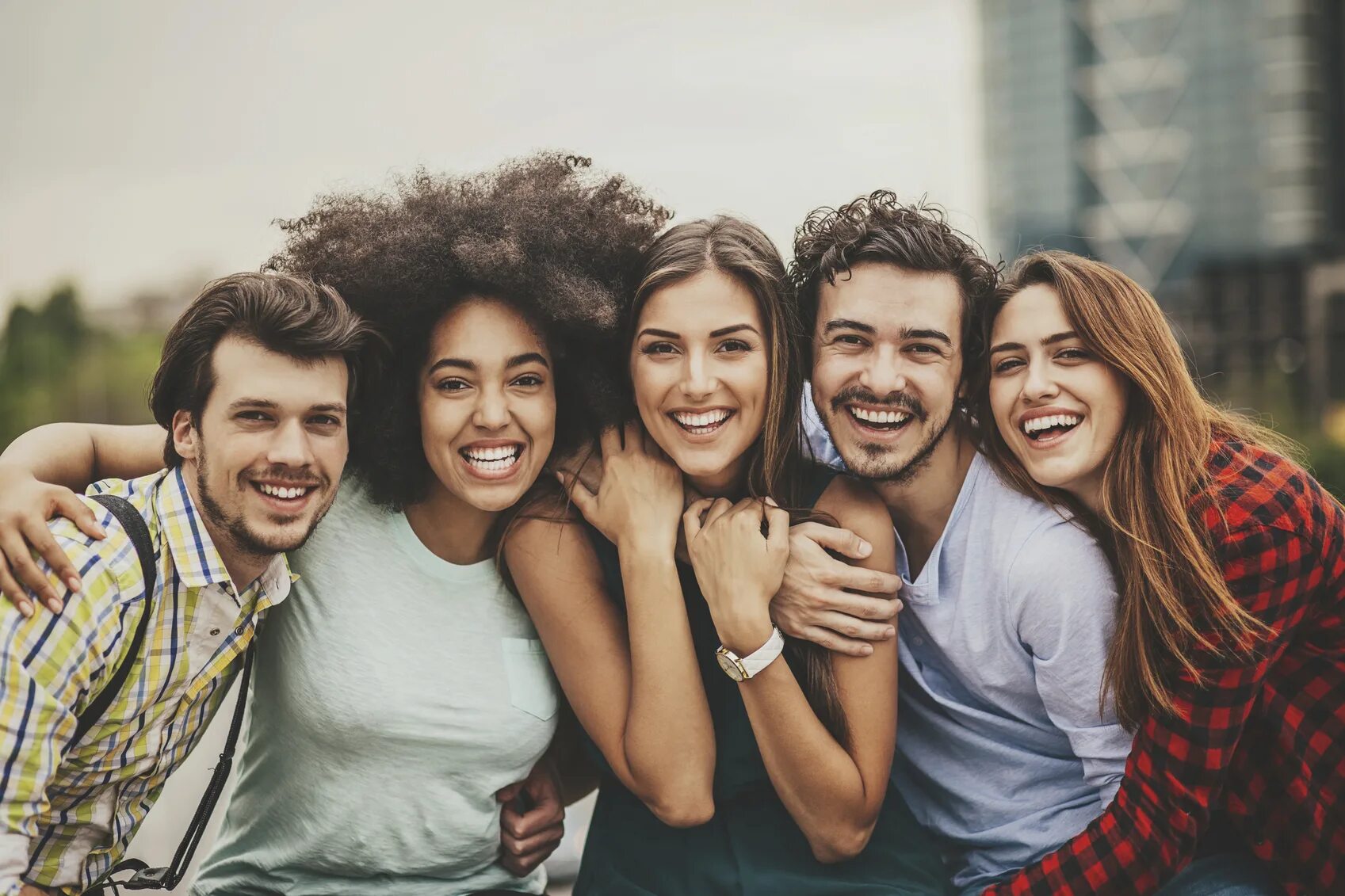 Интересная компания людей. Friends are people. Friends are people. Улыбающийся человек. Other картинка.