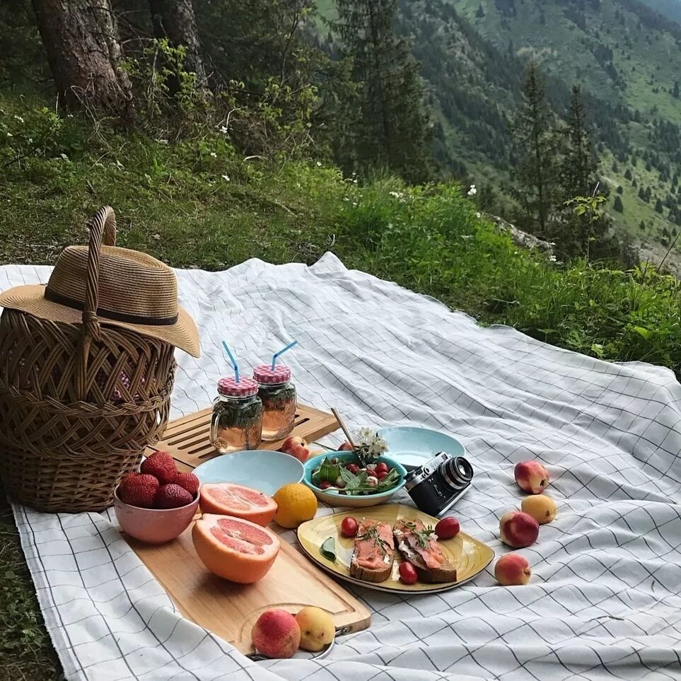 Южный пикник. Пикник на горе. Пикник на природе. Завтрак на природе. Завтрак в горах.