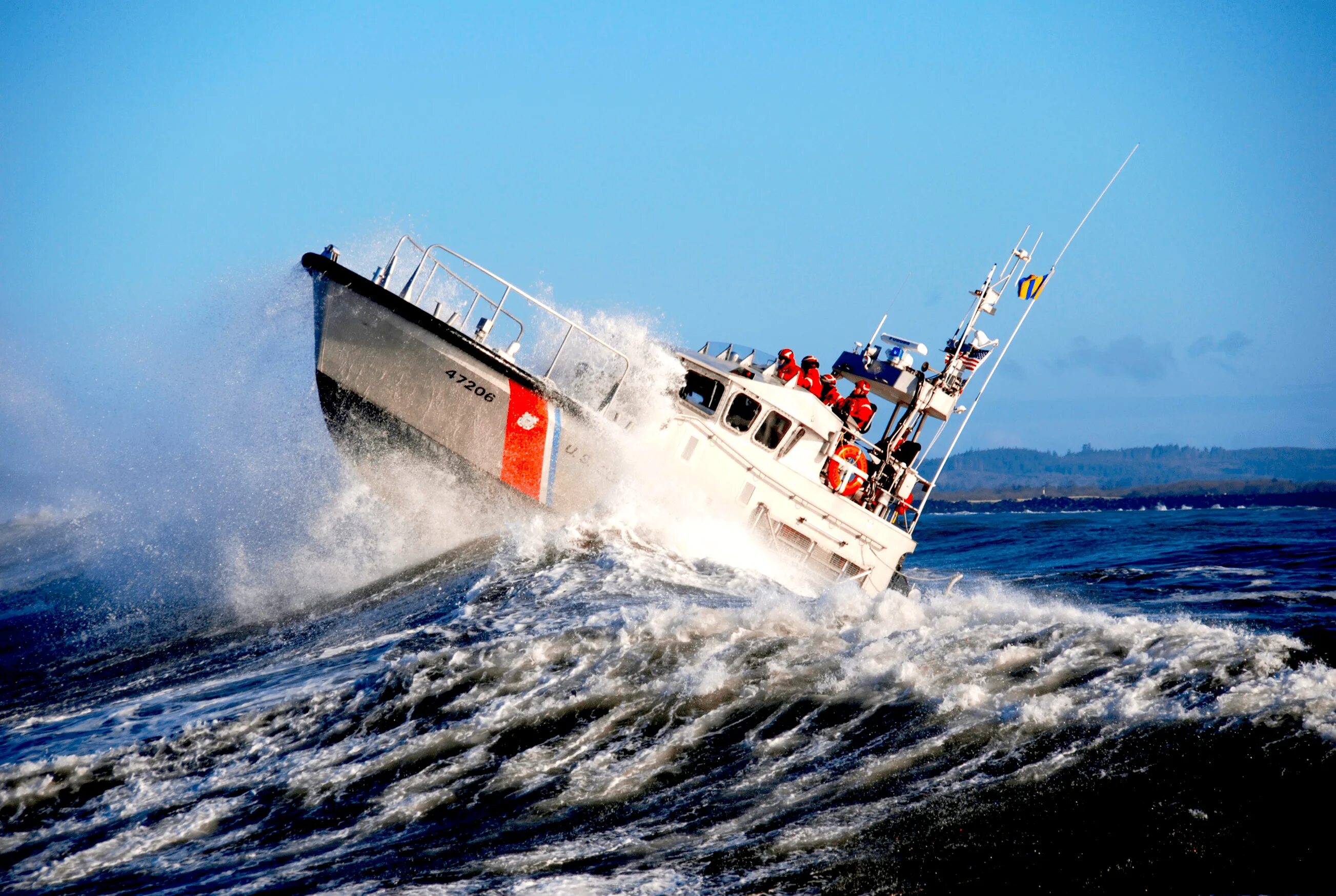 Управление штормом. Береговая охрана США Coast Guard. Катер шторм 840. Корабль в шторм. Судно в шторм.