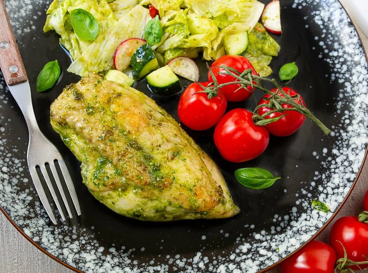 Курица в мятном соусе. Курица чатни. Куриные грудки с песто. Соус pesto grilled. Индейка с соусом песто.