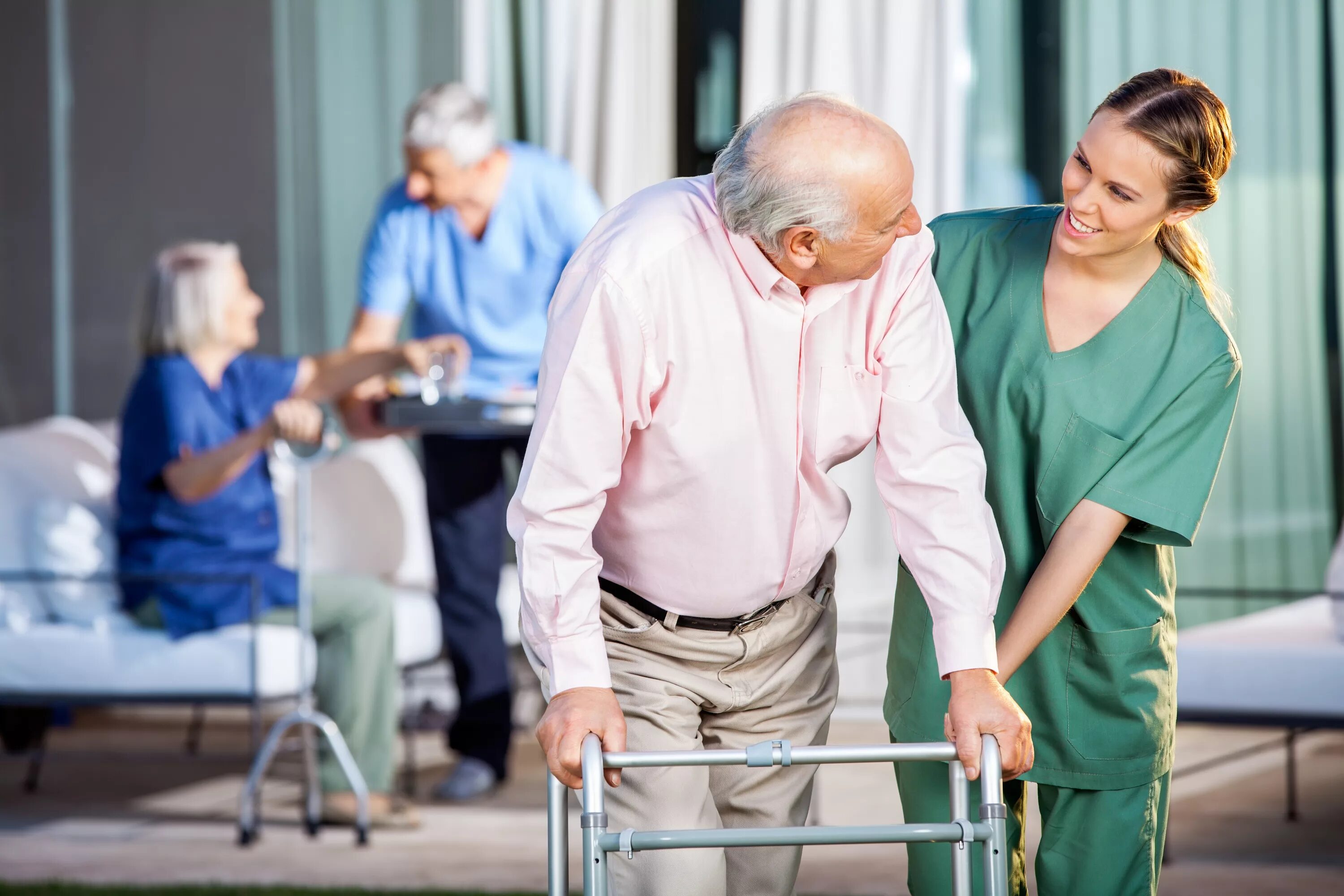 Общение с трудными пациентами. Реабилитация пожилых. Медсестра с пожилым человеком. Общение с пожилыми людьми. Медсестра и пожилой человек.