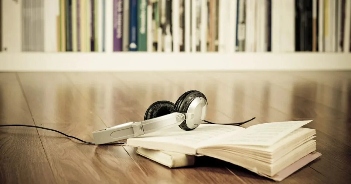 Картина наушники и книги. Аудиокниги логотип. Аудиокниги обложки. Книга и наушники. Книга и наушники.