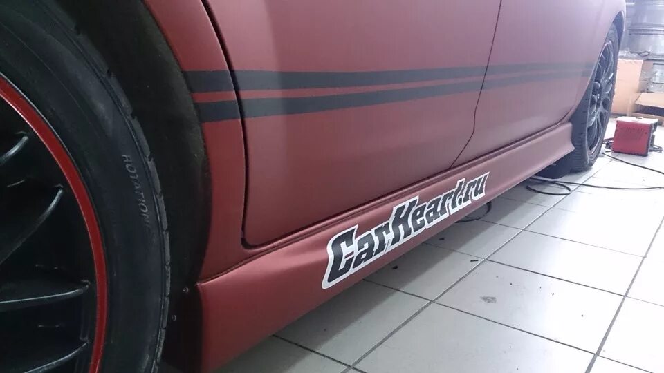 Наклейки на боковины amg edition 1 для mercedes. Боковые наклейки на авто. Наклейки на низ дверей. Наклейки на низ дверей авто. Наклейки на двери автомобиля.