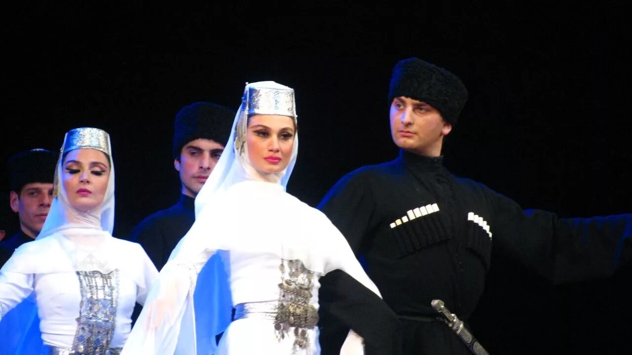 Грузины поют итальянскую. Супра грузинское застолье. Джигиты. Грузинская песня. Грузинский танцевальный ансамбль сухишвили.
