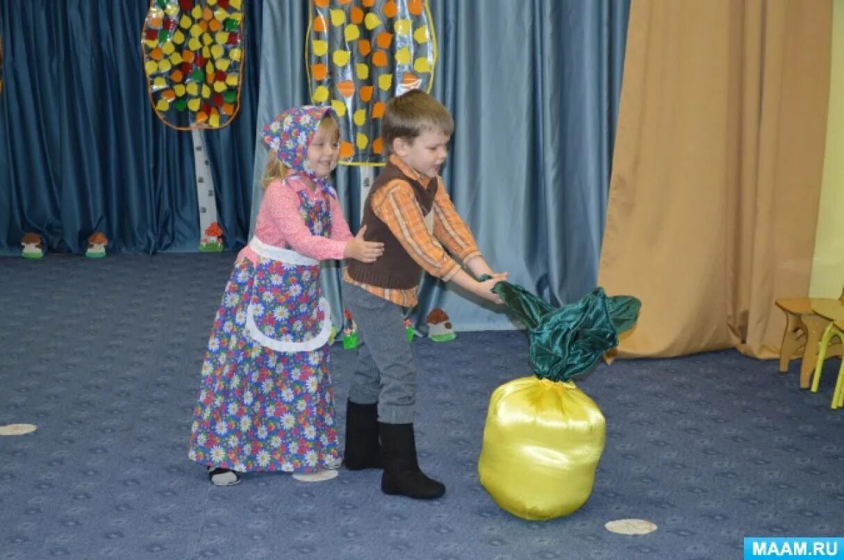 Бабушка на утреннике в детском саду