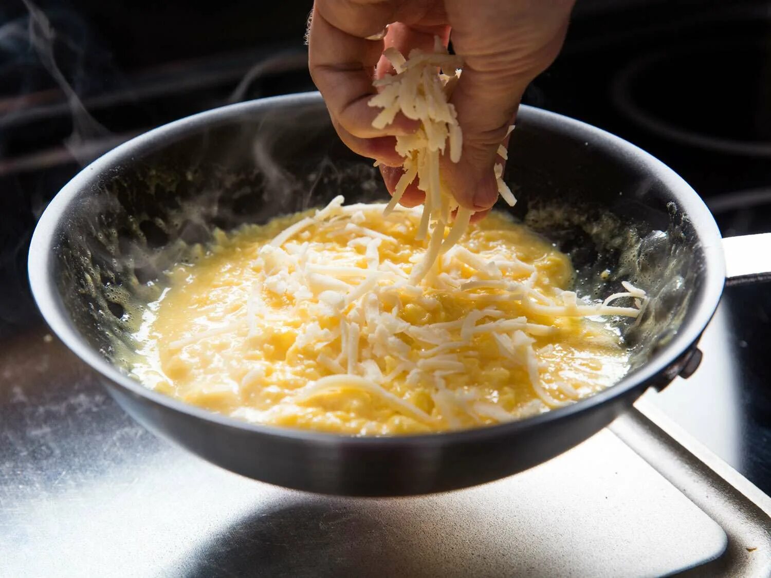 Кипящий сыр. Омлет на сковороде. Омлет французский классический. Омлет с тертым сыром. Ингредиенты для приготовления омлета.